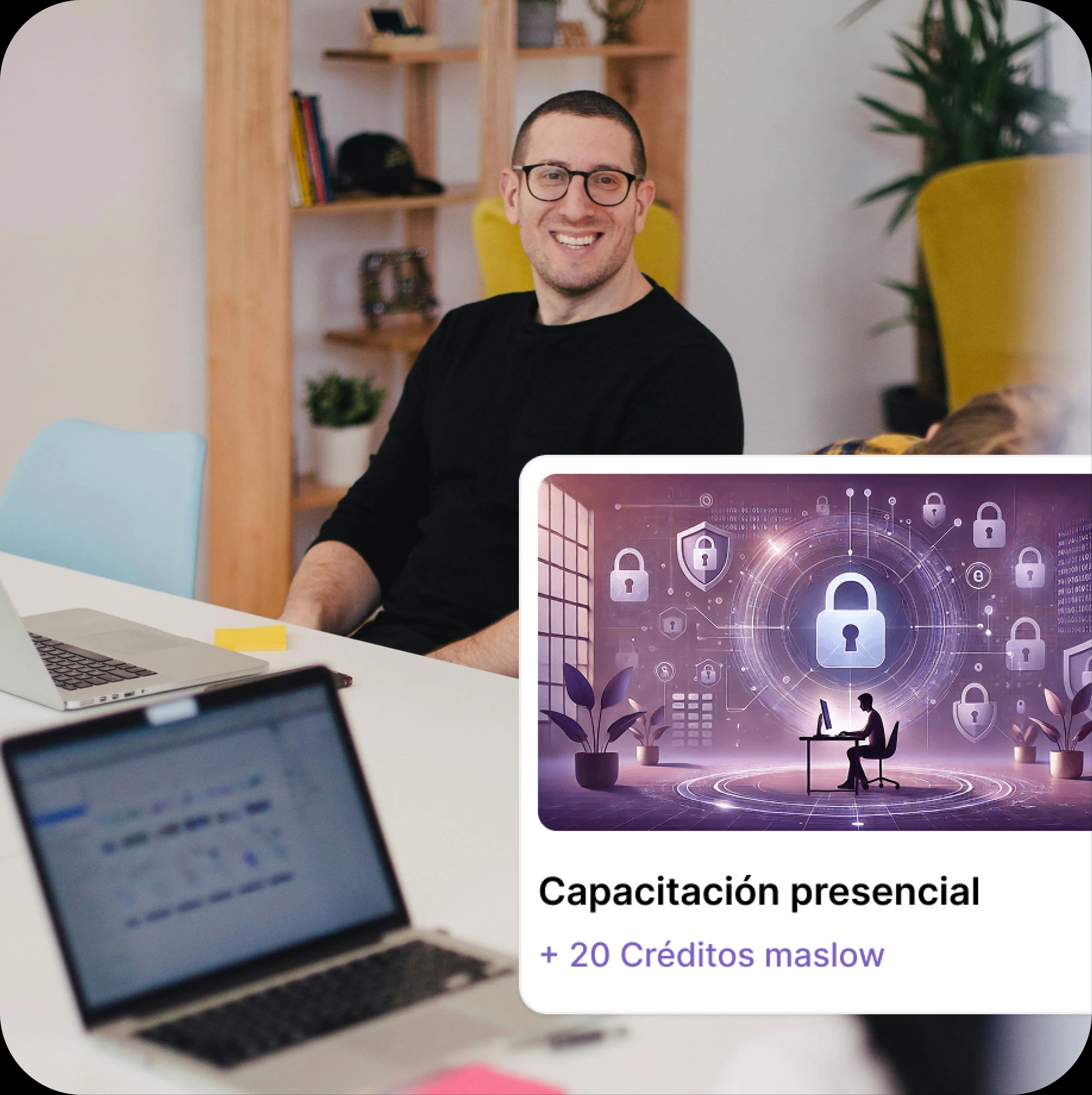 Profissional na mesa com cartão de capacitação e incentivos
