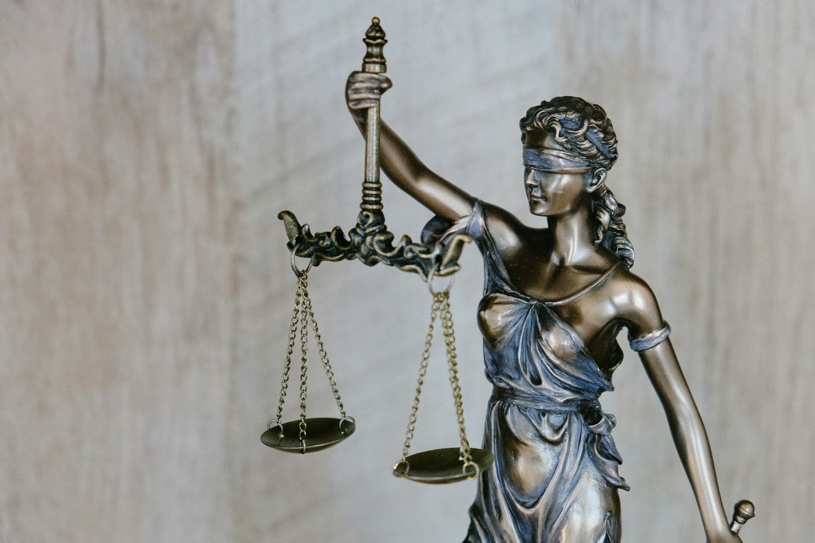 Balança da justiça sobre fundo neutro — marco legal de compensações trabalhistas e benefícios corporativos na Argentina